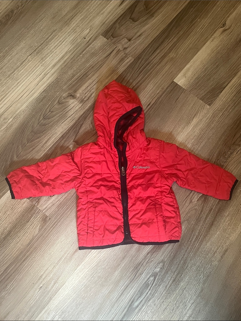 Kids unisex red Columbia jacket, like new and light puffing size 12-18 months